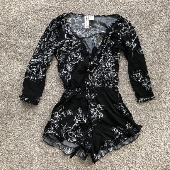mini chica Pants - ✨✨Black and white floral 3/4 sleeve ROMPER✨✨